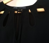 Очень красивая черная блузка от ZARA с оригинальным вырезом. Ткань не прозрачная. . фото 5