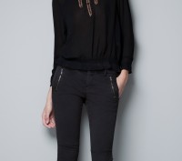 Очень красивая черная блузка от ZARA с оригинальным вырезом. Ткань не прозрачная. . фото 2