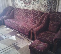 Комнатный гарнитур цвет вишня с золотом- диван, два кресла, два пуфа. . фото 2