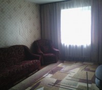 Комнатный гарнитур цвет вишня с золотом- диван, два кресла, два пуфа. . фото 3