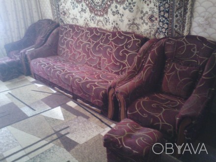 Комнатный гарнитур цвет вишня с золотом- диван, два кресла, два пуфа. . фото 1