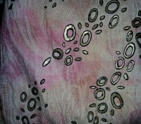 Джинсы белые в розовый рисунок с золотистым напылением, книзу расширенные, разме. . фото 3
