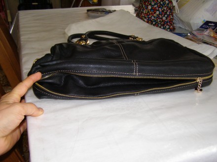 Женская сумка черного цвета,замки и прочие детали золотистого цвета.Одно деление. . фото 3