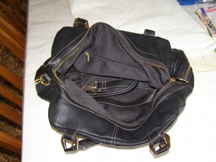 Женская сумка черного цвета,замки и прочие детали золотистого цвета.Одно деление. . фото 4