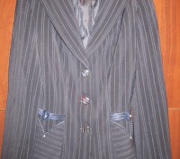 Костюм(пиджак,юбка)в хорошем состоянии темно-синего цвета в полоску.Торг.. . фото 3