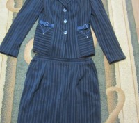 Костюм(пиджак,юбка)в хорошем состоянии темно-синего цвета в полоску.Торг.. . фото 2