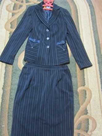 Костюм(пиджак,юбка)в хорошем состоянии темно-синего цвета в полоску.Торг.. . фото 1