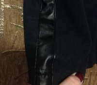 Крутая джинсовая чёрная юбка. Размер S. По бокам вставки из кожзама, благодаря к. . фото 4