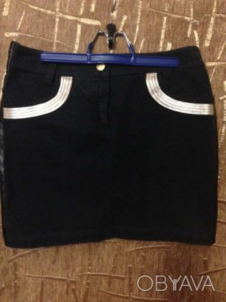 Крутая джинсовая чёрная юбка. Размер S. По бокам вставки из кожзама, благодаря к. . фото 1