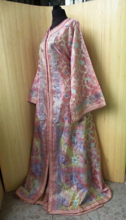 Шикарный марокканский наряд.
состоит из нижнего атласного платья и верхнего каф. . фото 3