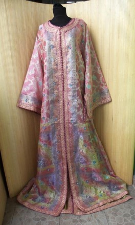 Шикарный марокканский наряд.
состоит из нижнего атласного платья и верхнего каф. . фото 2