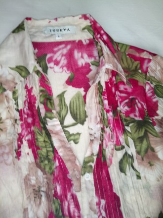 Очень легкая красивая блуза в пионы,свободный крой ,рукав 3\4 
Размер указан - . . фото 5