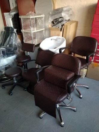 В комплект входит:
-2 кресла парикмахерских(гидравлика)
-пуф детский
-табурет. . фото 6