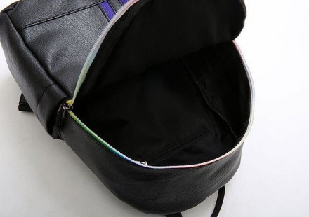 Рюкзак выполнен из кожезаменителя. Параметры рюкзака: ширина 28 см, высота 30 см. . фото 5