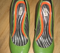 Супер удобные зеленые туфли
Удобнейшие зелёные туфли на высоком, но оооочень уд. . фото 3