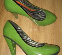 Супер удобные зеленые туфли
Удобнейшие зелёные туфли на высоком, но оооочень уд. . фото 2