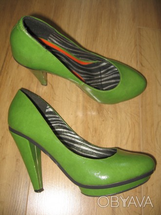 Супер удобные зеленые туфли
Удобнейшие зелёные туфли на высоком, но оооочень уд. . фото 1