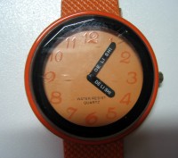 Оранжевые часы
Диаметр циферблата 3,7см
Надо заменить батарейку
Смотрите и др. . фото 3