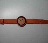 Оранжевые часы
Диаметр циферблата 3,7см
Надо заменить батарейку
Смотрите и др. . фото 2