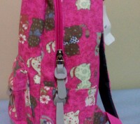 Рюкзак современного кроя и дизайна. Рюкзак выполнен из цветной принтованной ткан. . фото 4