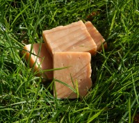 Мыло не сушит кожу, так как содержит масла льна и ромашки, незаменимыми для уход. . фото 3