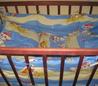 Кроватка с новым матрасиком,защитами,постельным(простынка на резиночках для матр. . фото 2