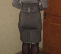 Продам стрейчевое платье, серого цвета с красивым декольте и поясом на замочке. . . фото 4
