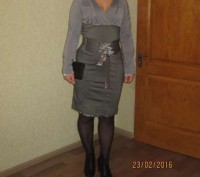 Продам стрейчевое платье, серого цвета с красивым декольте и поясом на замочке. . . фото 2