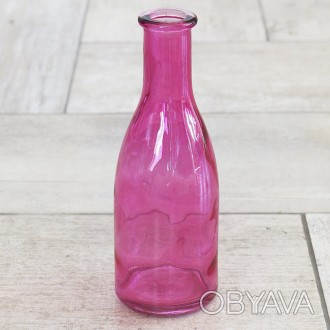 Стеклянная ваза для цветов выполнена в виде бутылки розового цвета. Высота издел. . фото 1