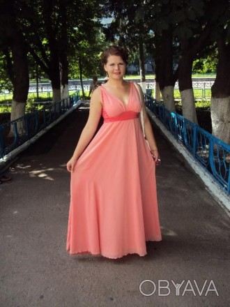 Платье кораллового цвета, длинное( 120 см от пояса), с заду на спине красивая це. . фото 1