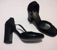 Новые туфли BRASKA, лаковая кожа, каблук устойчивый ширина 4 см и 9см в высоту. . фото 2