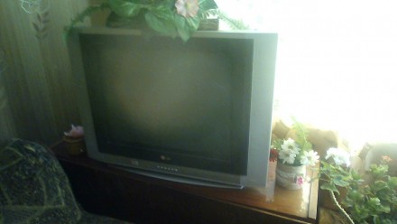 Телевизор в отличном состоянии. Не разу не был в ремонте. Есть в наличии и руков. . фото 3