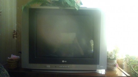 Телевизор в отличном состоянии. Не разу не был в ремонте. Есть в наличии и руков. . фото 2