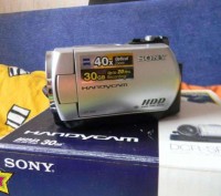 Стильная и компактная видеокамера HDD Handycam® с жестким диском емкостью 30 ГБ . . фото 2