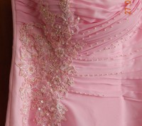 красивое платье.нежно розового цвета, с вышивкой из бисера ручной работы. Одевал. . фото 5