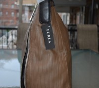 Furla caramel textured leather Amazzonе zip hobo
Retail: $598.00

Знаменитая . . фото 4
