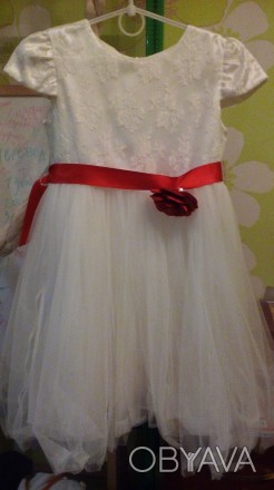 Белое нарядное платье с кружевным верхом и красной атласной лентой под грудью. . фото 1