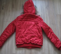 Тёплая красная куртка с мехом 
Длина 60см
Длина рукава 65см
ПОГ 47см
ПОТ 45с. . фото 3