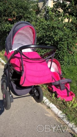 Удобная и компактная детская коляска серо-розового цвета. Маневренные колеса, в . . фото 1