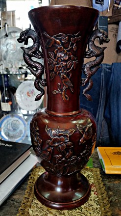 Продам китайскую вазу, покрытая вишнёвым патинолаком.

Сделана: 1904-1905 года. . фото 2