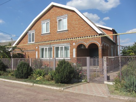 Продам большой, двухэтажный дом площадью 190 м2 со свежим евро ремонтом в селе Г. . фото 2