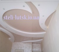Натяжні́ сте́лі (англ. Streched ceiling) — це особливо міцна плівка ПВХ, яка нат. . фото 2