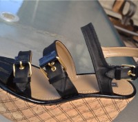 MARC JACOBS WEDGE HEEL SANDALS - SIZE 39/40-SATIN BLACK/CORK NATURAL
MADE IN IT. . фото 6