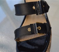 MARC JACOBS WEDGE HEEL SANDALS - SIZE 39/40-SATIN BLACK/CORK NATURAL
MADE IN IT. . фото 7
