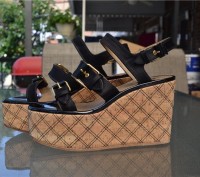 MARC JACOBS WEDGE HEEL SANDALS - SIZE 39/40-SATIN BLACK/CORK NATURAL
MADE IN IT. . фото 2
