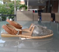 New STUART WEITZMAN "Armor" Silver Slide Sandals Shoes, Size 8

RETAIL PRICE $. . фото 3