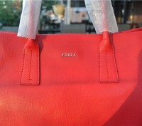 Furla Red Leather Papermoon Top Handle Toe

Красная.

Но при этом сдержанная. . фото 13