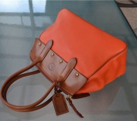 Dooney Bourke Leather Zip Top Wilson Bag
retail : $368

Женственная и игривая. . фото 9