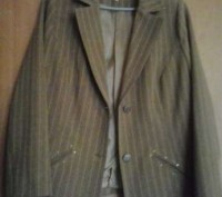пиджак темнобежевого цвета в хорошем состоянии. длина- 63см,длина рукава-58см пл. . фото 2