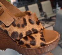 Michael Kors Leopard Calf Hair Platform Wedge Sandals Size 40
Retail $850

Ma. . фото 9